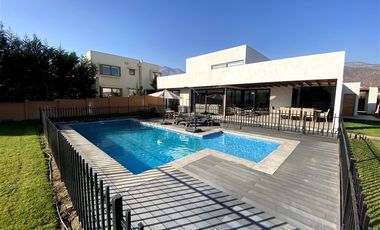 Casa en venta de 4 dorm. en Colina