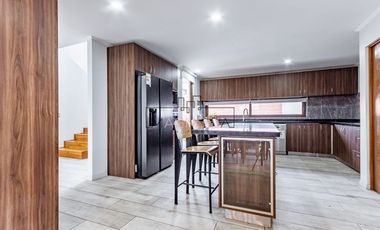 Casa en venta de 4 dorm. en Colina
