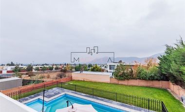 Casa en venta de 4 dorm. en Colina