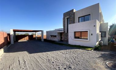 Casa en venta de 4 dorm. en Colina