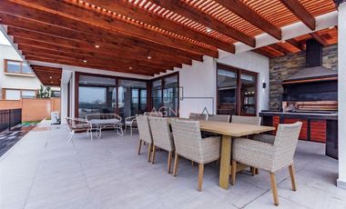 Casa en venta de 4 dorm. en Colina