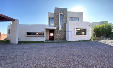 Casa en venta de 4 dorm. en Colina