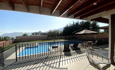 Casa en venta de 4 dorm. en Colina