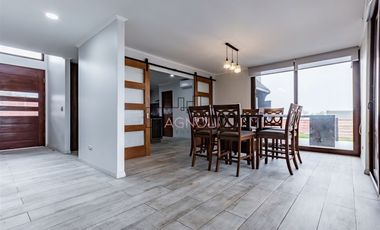 Casa en venta de 4 dorm. en Colina