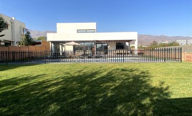 Casa en venta de 4 dorm. en Colina