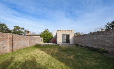 CASA EN VENTA DE 2 DORMITORIOS EN IBARLUCEA