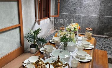 DIJUAL RUMAH VILLA CANTIK FULL FURNISHED DI BEKASI