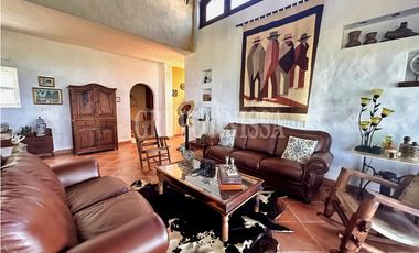 Se Vende Impresionante Casa con Vistas y Piscina en Sorá