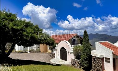 Se Vende Impresionante Casa con Vistas y Piscina en Sorá