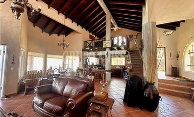 Se Vende Impresionante Casa con Vistas y Piscina en Sorá