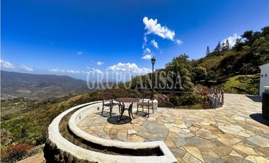 Se Vende Impresionante Casa con Vistas y Piscina en Sorá