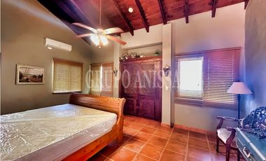 Se Vende Impresionante Casa con Vistas y Piscina en Sorá