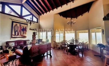 Se Vende Impresionante Casa con Vistas y Piscina en Sorá