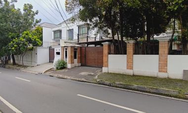 Rumah Lama di Kawasan Menteng - Jakarta Pusat (Hitung Tanah)