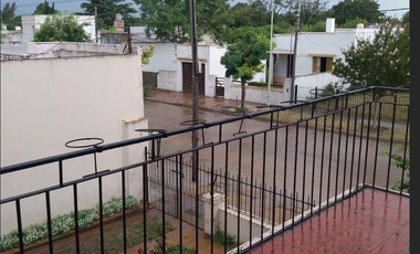 VENDO CASA CON AMPLIO LOCAL EN SAN CAYETANO