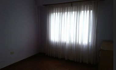 VENDO CASA CON AMPLIO LOCAL EN SAN CAYETANO