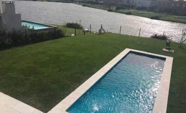 Moderna casa al lago con a mejor orientación en La Comarca