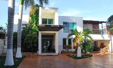 Moderna Residencia con 4 Habitaciones y Piscina en Mérida