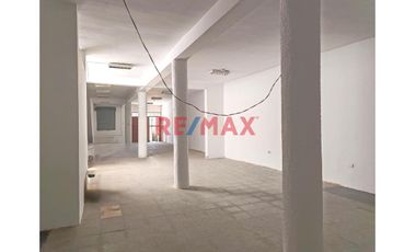 📌 Ubicación estratégica: Cerca de Plaza de Armas, Municipalidad, clínicas, colegios, farmacias, mercado de abasto y más.

📐 Detalles del inmueble: