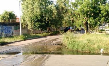 AMPLIO LOTE EN ESQUINA 170 M2 APROVECHABLES A DOS CUADRAS DE AVENIDA PRINCIPAL.