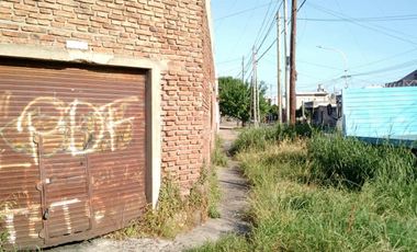 AMPLIO LOTE EN ESQUINA 170 M2 APROVECHABLES A DOS CUADRAS DE AVENIDA PRINCIPAL.