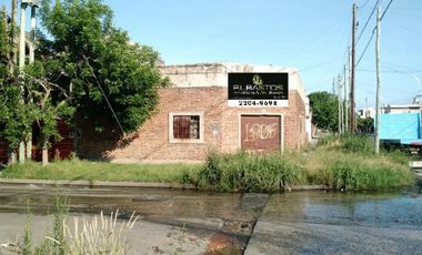 AMPLIO LOTE EN ESQUINA 170 M2 APROVECHABLES A DOS CUADRAS DE AVENIDA PRINCIPAL.