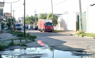 AMPLIO LOTE EN ESQUINA 170 M2 APROVECHABLES A DOS CUADRAS DE AVENIDA PRINCIPAL.