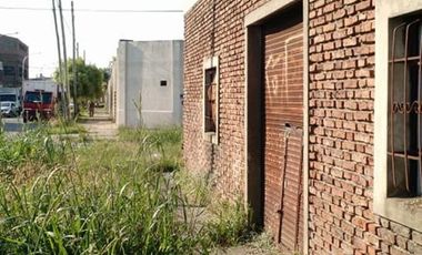 AMPLIO LOTE EN ESQUINA 170 M2 APROVECHABLES A DOS CUADRAS DE AVENIDA PRINCIPAL.