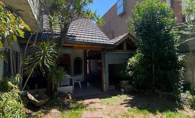 Excelente Chalet en 2 plantas sobre lote de 10 x 25, con galería con parrilla, amplio fondo, quincho, garage para varios autos y terraza.  NUEVO VALOR