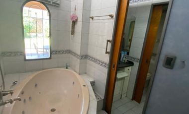 Excelente Chalet en 2 plantas sobre lote de 10 x 25, con galería con parrilla, amplio fondo, quincho, garage para varios autos y terraza.  NUEVO VALOR