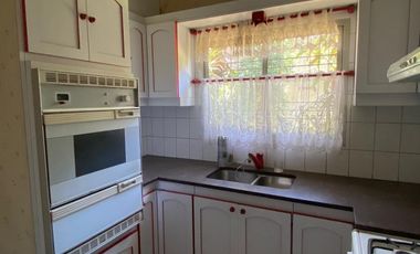 Excelente Chalet en 2 plantas sobre lote de 10 x 25, con galería con parrilla, amplio fondo, quincho, garage para varios autos y terraza.  NUEVO VALOR