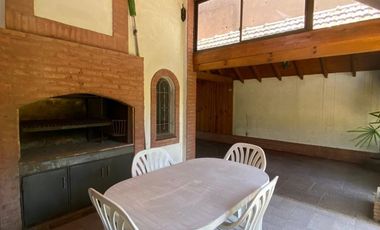 Excelente Chalet en 2 plantas sobre lote de 10 x 25, con galería con parrilla, amplio fondo, quincho, garage para varios autos y terraza.  NUEVO VALOR