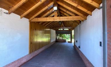 Excelente Chalet en 2 plantas sobre lote de 10 x 25, con galería con parrilla, amplio fondo, quincho, garage para varios autos y terraza.  NUEVO VALOR