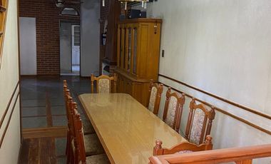 Excelente Chalet en 2 plantas sobre lote de 10 x 25, con galería con parrilla, amplio fondo, quincho, garage para varios autos y terraza.  NUEVO VALOR