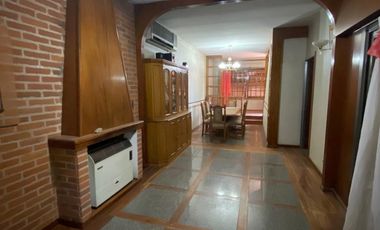 Excelente Chalet en 2 plantas sobre lote de 10 x 25, con galería con parrilla, amplio fondo, quincho, garage para varios autos y terraza.  NUEVO VALOR