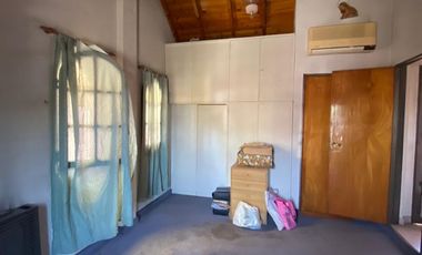 Excelente Chalet en 2 plantas sobre lote de 10 x 25, con galería con parrilla, amplio fondo, quincho, garage para varios autos y terraza.  NUEVO VALOR