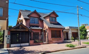 Excelente Chalet en 2 plantas sobre lote de 10 x 25, con galería con parrilla, amplio fondo, quincho, garage para varios autos y terraza.  NUEVO VALOR