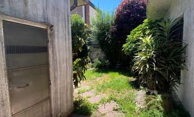 Excelente Chalet en 2 plantas sobre lote de 10 x 25, con galería con parrilla, amplio fondo, quincho, garage para varios autos y terraza.  NUEVO VALOR