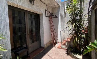 Excelente Chalet en 2 plantas sobre lote de 10 x 25, con galería con parrilla, amplio fondo, quincho, garage para varios autos y terraza.  NUEVO VALOR