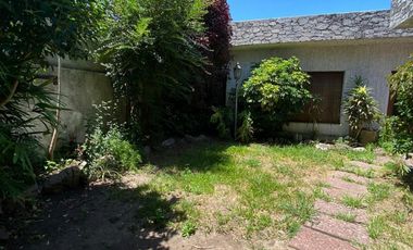 Excelente Chalet en 2 plantas sobre lote de 10 x 25, con galería con parrilla, amplio fondo, quincho, garage para varios autos y terraza.  NUEVO VALOR