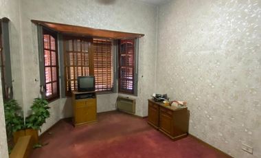 Excelente Chalet en 2 plantas sobre lote de 10 x 25, con galería con parrilla, amplio fondo, quincho, garage para varios autos y terraza.  NUEVO VALOR