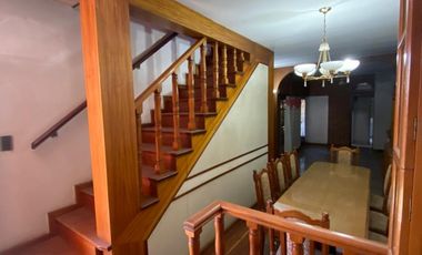 Excelente Chalet en 2 plantas sobre lote de 10 x 25, con galería con parrilla, amplio fondo, quincho, garage para varios autos y terraza.  NUEVO VALOR