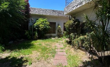 Excelente Chalet en 2 plantas sobre lote de 10 x 25, con galería con parrilla, amplio fondo, quincho, garage para varios autos y terraza.  NUEVO VALOR