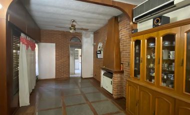 Excelente Chalet en 2 plantas sobre lote de 10 x 25, con galería con parrilla, amplio fondo, quincho, garage para varios autos y terraza.  NUEVO VALOR