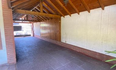 Excelente Chalet en 2 plantas sobre lote de 10 x 25, con galería con parrilla, amplio fondo, quincho, garage para varios autos y terraza.  NUEVO VALOR
