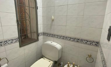 Excelente Chalet en 2 plantas sobre lote de 10 x 25, con galería con parrilla, amplio fondo, quincho, garage para varios autos y terraza.  NUEVO VALOR