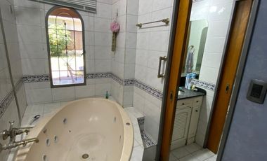 Excelente Chalet en 2 plantas sobre lote de 10 x 25, con galería con parrilla, amplio fondo, quincho, garage para varios autos y terraza.  NUEVO VALOR