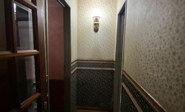 Excelente Chalet en 2 plantas sobre lote de 10 x 25, con galería con parrilla, amplio fondo, quincho, garage para varios autos y terraza.  NUEVO VALOR