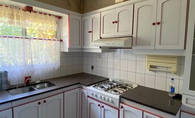 Excelente Chalet en 2 plantas sobre lote de 10 x 25, con galería con parrilla, amplio fondo, quincho, garage para varios autos y terraza.  NUEVO VALOR