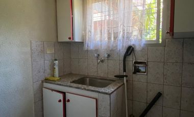 Excelente Chalet en 2 plantas sobre lote de 10 x 25, con galería con parrilla, amplio fondo, quincho, garage para varios autos y terraza.  NUEVO VALOR